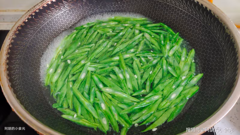 豆角原來和它絕配,三伏天吃准沒錯!大火炒才夠味,一口驚艷味蕾、下飯力十足