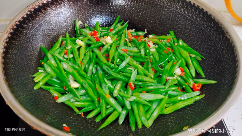 豆角原來和它絕配,三伏天吃准沒錯!大火炒才夠味,一口驚艷味蕾、下飯力十足