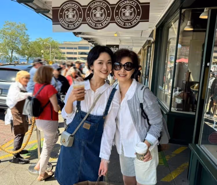 《梅花烙》蘭馨公主扮演者魯文西雅圖旅遊,母女同框似姐妹都很美