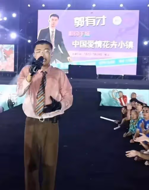 郭有才高溫下演出渾身濕透,再熱造型沒有一絲改變,被指太敬業