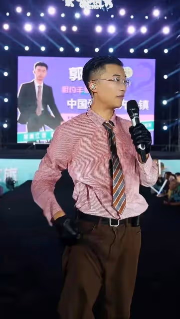 郭有才高溫下演出渾身濕透,再熱造型沒有一絲改變,被指太敬業