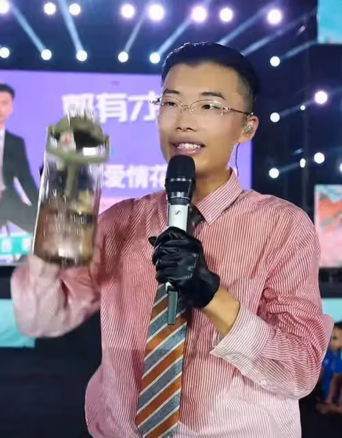 郭有才高溫下演出渾身濕透,再熱造型沒有一絲改變,被指太敬業