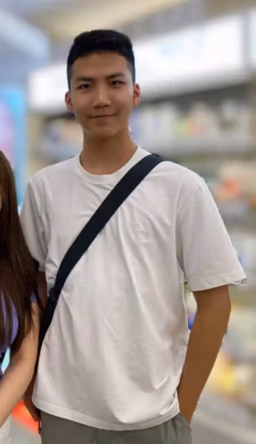 胡軍兒子康康現身韓國被偶遇，穿白T恤身材高大幹凈硬朗