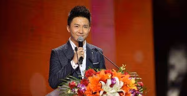 央視最帥主持邊策:和母親通話1小時後從8樓墜樓身亡,年僅32歲