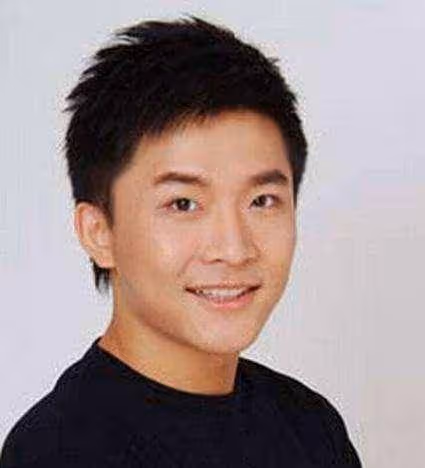 央視最帥主持邊策:和母親通話1小時後從8樓墜樓身亡,年僅32歲
