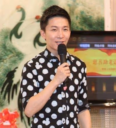 央視最帥主持邊策:和母親通話1小時後從8樓墜樓身亡,年僅32歲