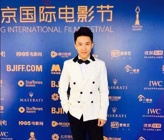 央視最帥主持邊策:和母親通話1小時後從8樓墜樓身亡,年僅32歲