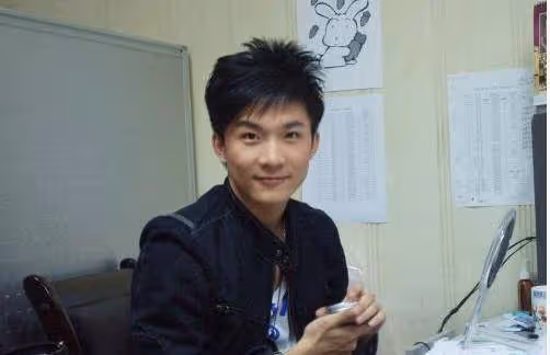 央視最帥主持邊策:和母親通話1小時後從8樓墜樓身亡,年僅32歲