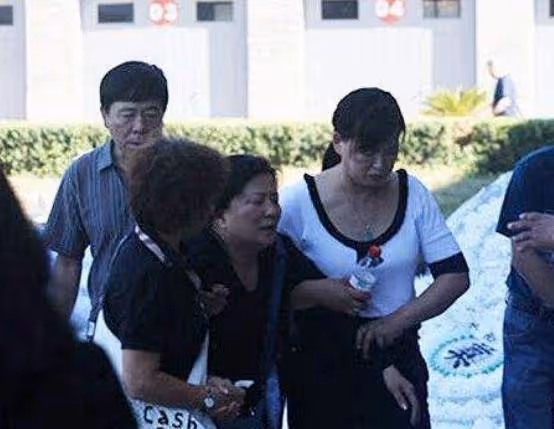 央視最帥主持邊策:和母親通話1小時後從8樓墜樓身亡,年僅32歲