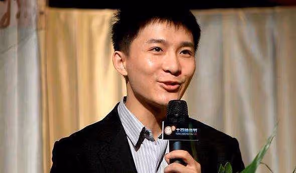 央視最帥主持邊策:和母親通話1小時後從8樓墜樓身亡,年僅32歲