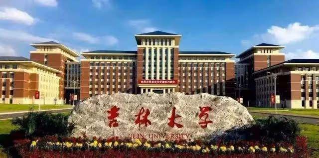央視美女主持人李紅：14歲輟學，18歲差點嫁人，今44歲風采依舊