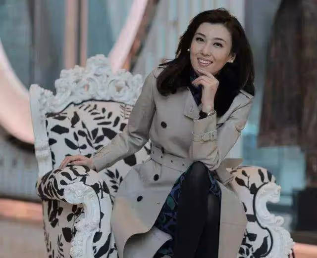 央視美女主持人李紅:14歲輟學,18歲差點嫁人,今44歲風采依舊