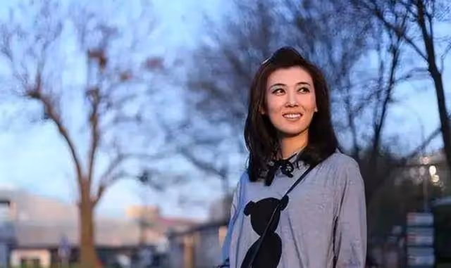央視美女主持人李紅:14歲輟學,18歲差點嫁人,今44歲風采依舊