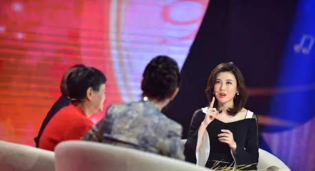 央視美女主持人李紅:14歲輟學,18歲差點嫁人,今44歲風采依舊