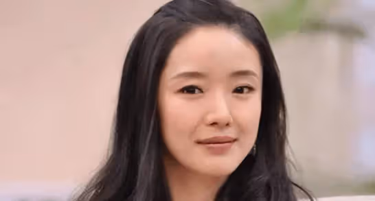 她被張藝謀力捧,卻與富豪捲款61億逃亡國外,永不回國!如今怎樣了?