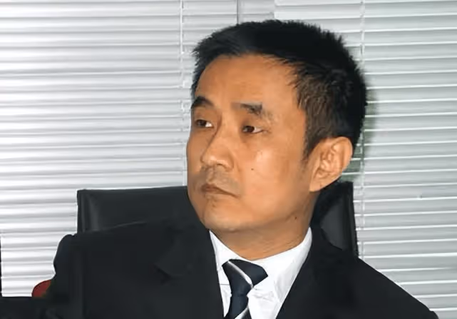 她被張藝謀力捧,卻與富豪捲款61億逃亡國外,永不回國!如今怎樣了?