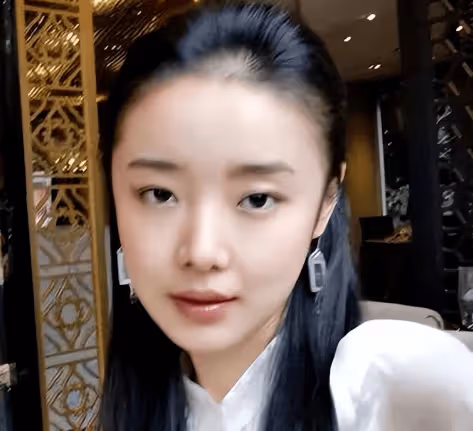 她被張藝謀力捧,卻與富豪捲款61億逃亡國外,永不回國!如今怎樣了?