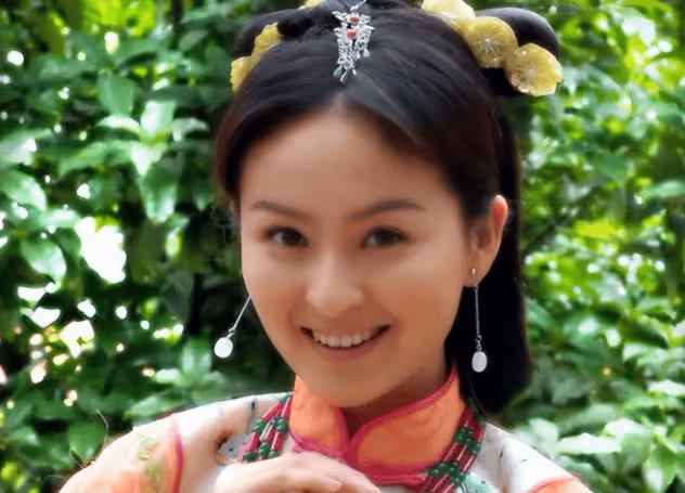 「最乾淨女演員」被富商苦追10年才嫁,如今和女兒被寵如寶