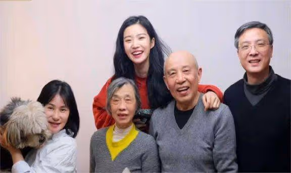 開30萬的車,看一下盧昱曉父親的收入,醫生也看不起娛樂圈的亂