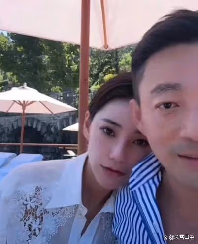 笑不活了,Mandy直播美顏突然掉線了,汪小菲的反應太真實!
