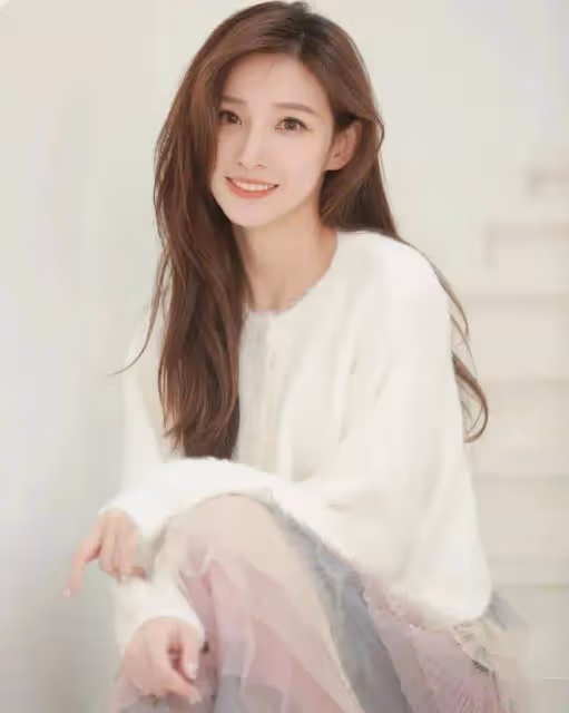 央視主持新秀馬凡舒,18歲穿泳裝走秀,泳褲突然滑落,意外走光