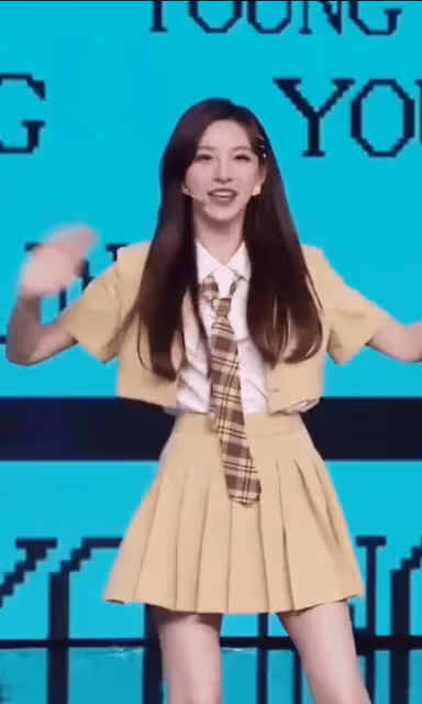央視主持新秀馬凡舒,18歲穿泳裝走秀,泳褲突然滑落,意外走光