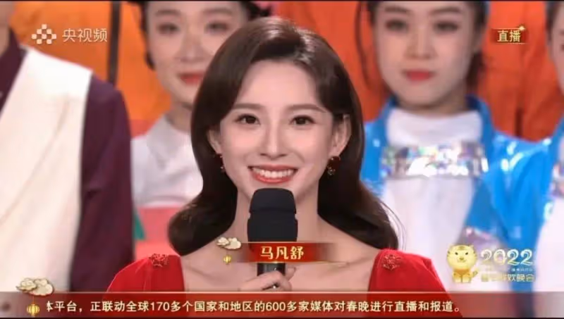 央視主持新秀馬凡舒,18歲穿泳裝走秀,泳褲突然滑落,意外走光