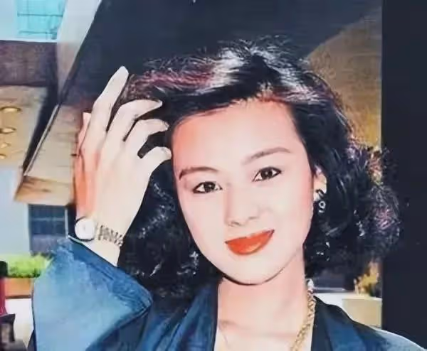 59歲郭富城滿臉褶子,37歲方媛恨天高配白絲襪,兩人差距明顯
