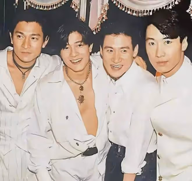 59歲郭富城滿臉褶子,37歲方媛恨天高配白絲襪,兩人差距明顯