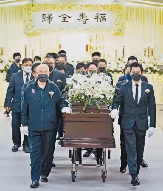 59歲郭富城滿臉褶子,37歲方媛恨天高配白絲襪,兩人差距明顯