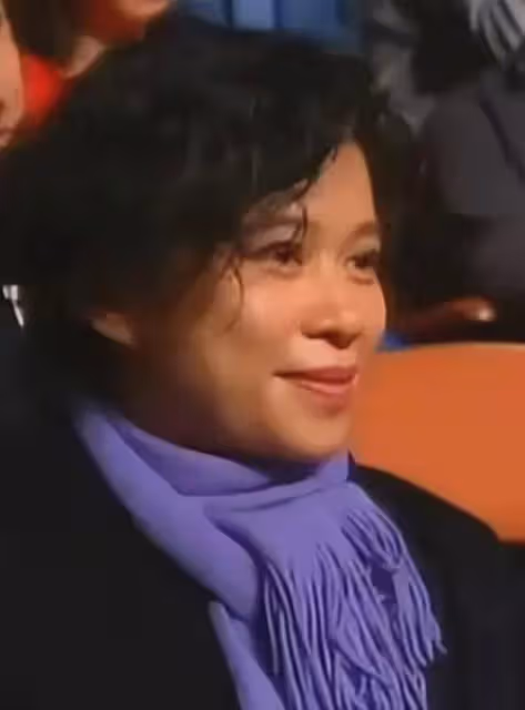 59歲郭富城滿臉褶子,37歲方媛恨天高配白絲襪,兩人差距明顯