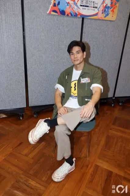 46歲男星懶理被批用老人手機殼,力撐舊愛鍾嘉欣開演唱會:始終都是朋友