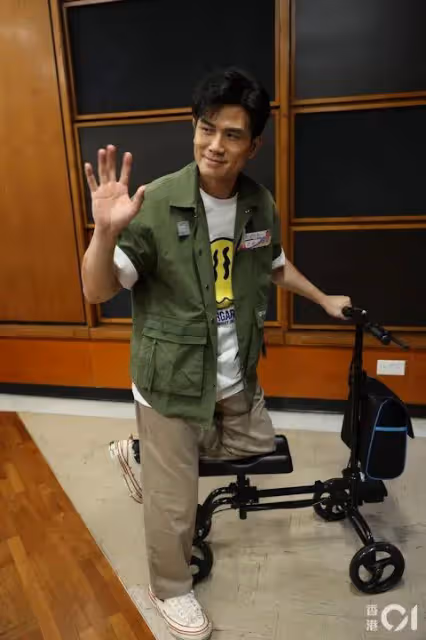 46歲男星懶理被批用老人手機殼,力撐舊愛鍾嘉欣開演唱會:始終都是朋友