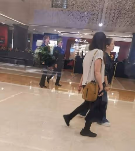 43歲TVB女星再爆與另一成熟男逛街!疑離過婚女兒曾亮相央視節目