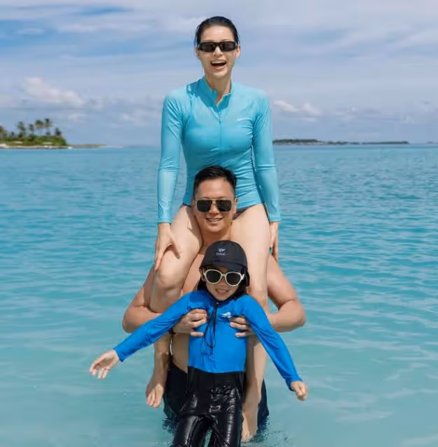 胡杏兒陪3個兒子過暑假,富豪老公把她扛在肩上,一家5口泡海水