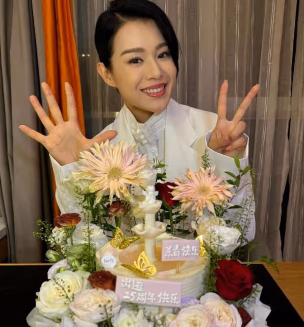 胡杏兒陪3個兒子過暑假,富豪老公把她扛在肩上,一家5口泡海水
