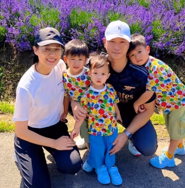 胡杏兒陪3個兒子過暑假,富豪老公把她扛在肩上,一家5口泡海水