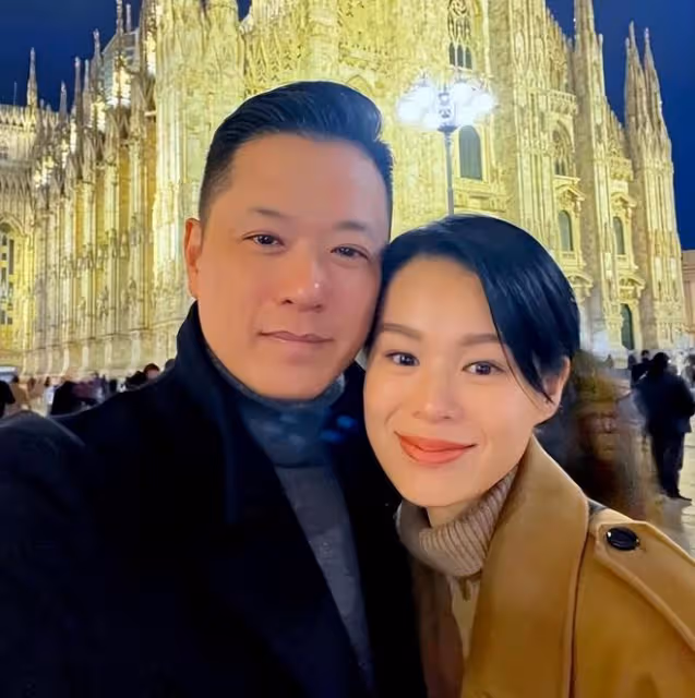 胡杏兒陪3個兒子過暑假,富豪老公把她扛在肩上,一家5口泡海水