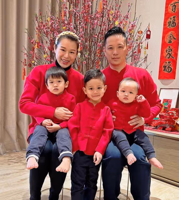 胡杏兒陪3個兒子過暑假,富豪老公把她扛在肩上,一家5口泡海水