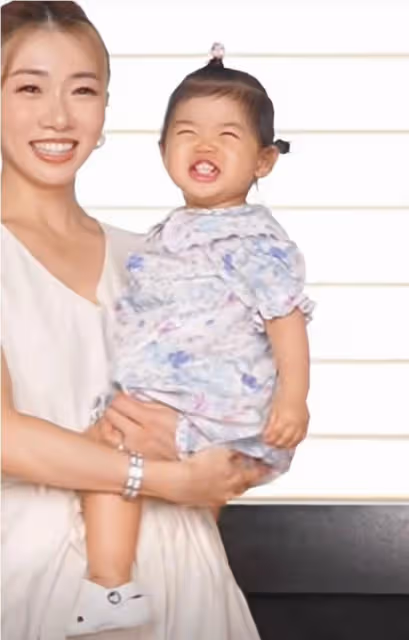 程曉玥曬與女兒合照,胖豆抱著媽媽笑彎了眼,吳千語被萌化了