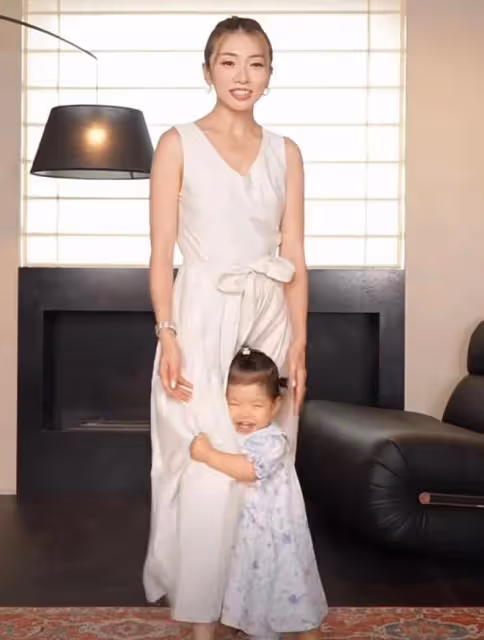 程曉玥曬與女兒合照,胖豆抱著媽媽笑彎了眼,吳千語被萌化了
