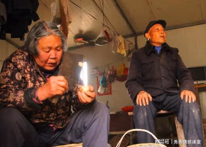 丈夫跟我說被裁員了，他的同事卻告訴了我真相，我選擇了離婚