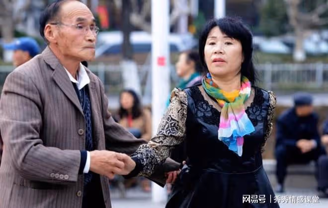 丈夫跟我說被裁員了，他的同事卻告訴了我真相，我選擇了離婚