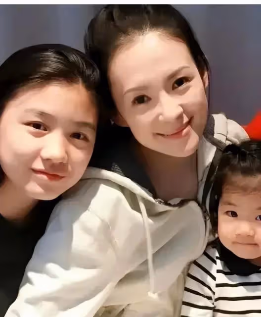 汪峰父女日本度假,18歲小蘋果長漂亮被店員偷瞄,二女兒疑露面