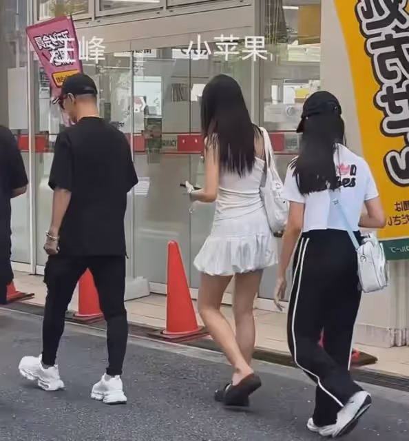 汪峰父女日本度假,18歲小蘋果長漂亮被店員偷瞄,二女兒疑露面