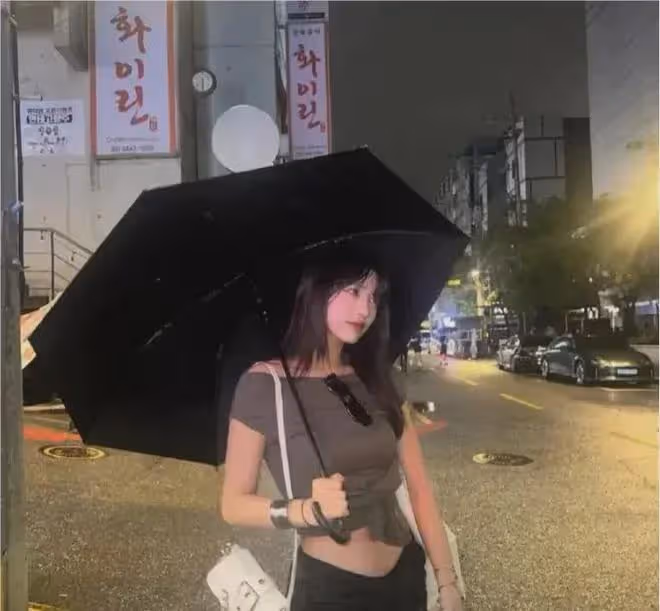 汪峰父女日本度假,18歲小蘋果長漂亮被店員偷瞄,二女兒疑露面
