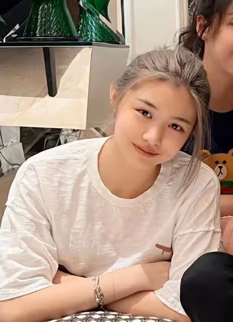 汪峰父女日本度假,18歲小蘋果長漂亮被店員偷瞄,二女兒疑露面