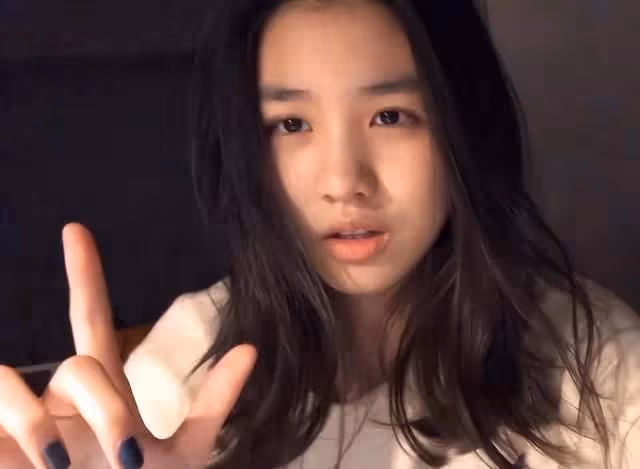 汪峰父女日本度假,18歲小蘋果長漂亮被店員偷瞄,二女兒疑露面
