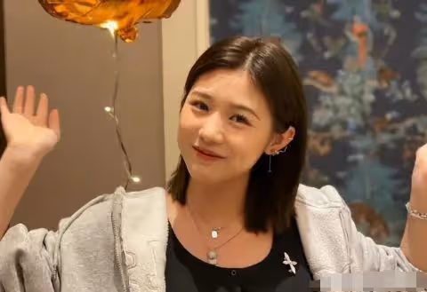汪峰父女日本度假,18歲小蘋果長漂亮被店員偷瞄,二女兒疑露面