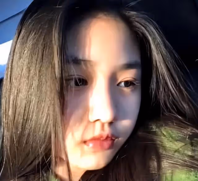 汪峰父女日本度假,18歲小蘋果長漂亮被店員偷瞄,二女兒疑露面